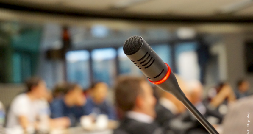 Großaufnahme eines Mikrofons in einer demokratischen Sitzung